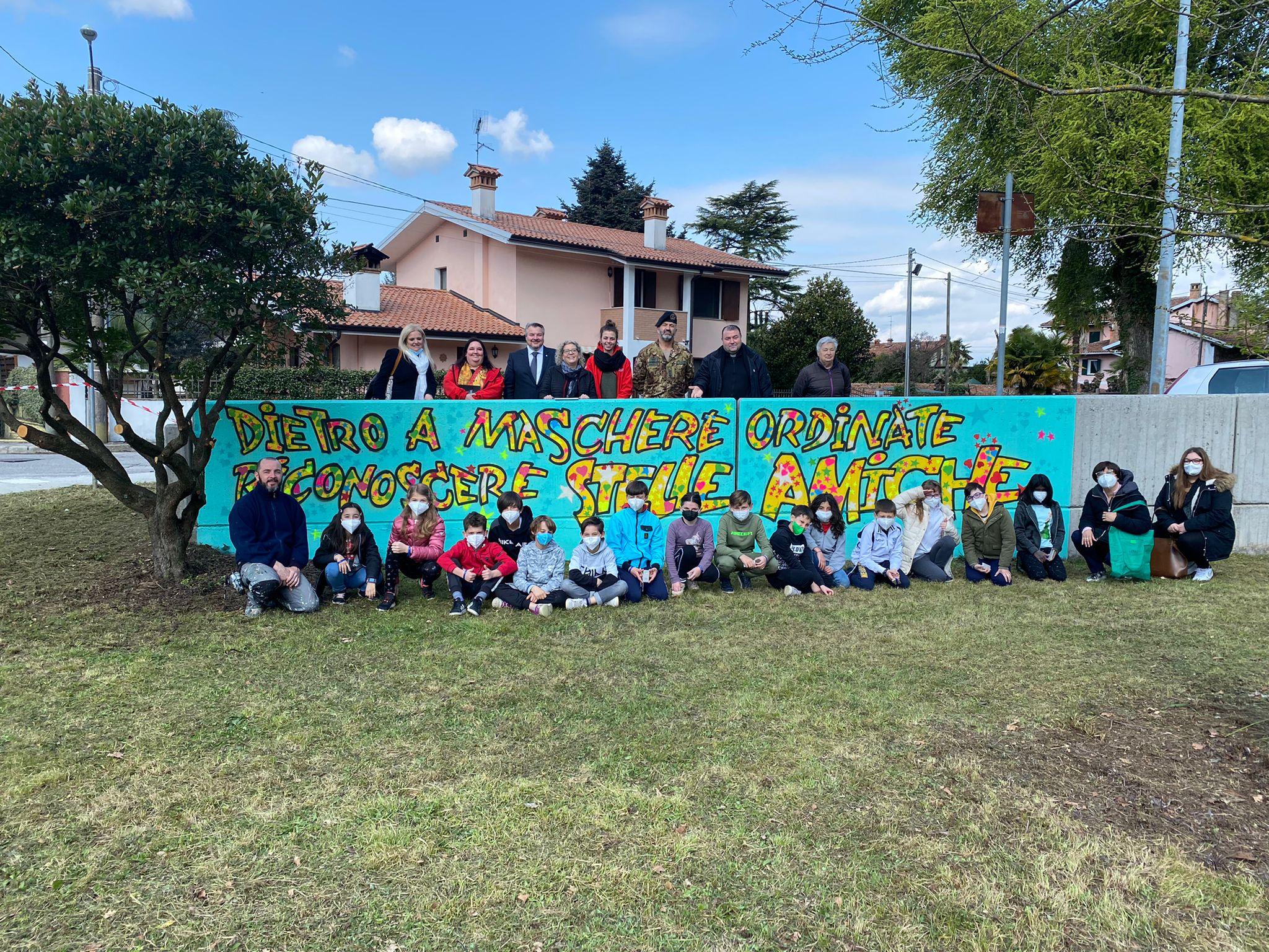 Immagine per Polazzo, inaugurato il murales dei bambini sugli scrittori del territorio